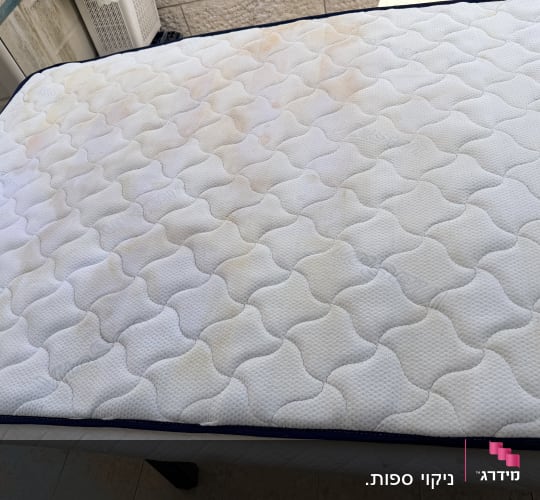 מזרן עם כתמים על רצפה